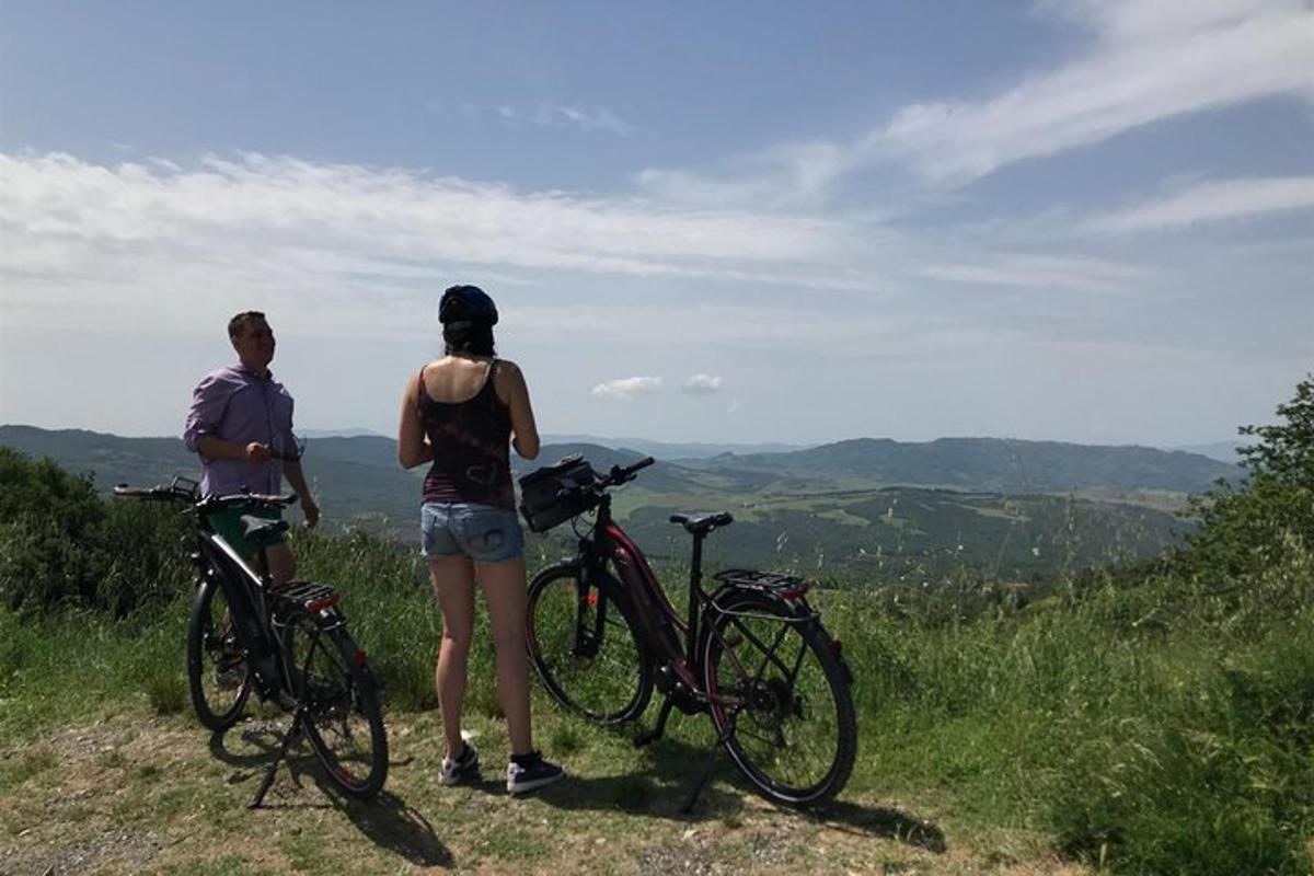 dva človeka stojita na hribu s kolesoma