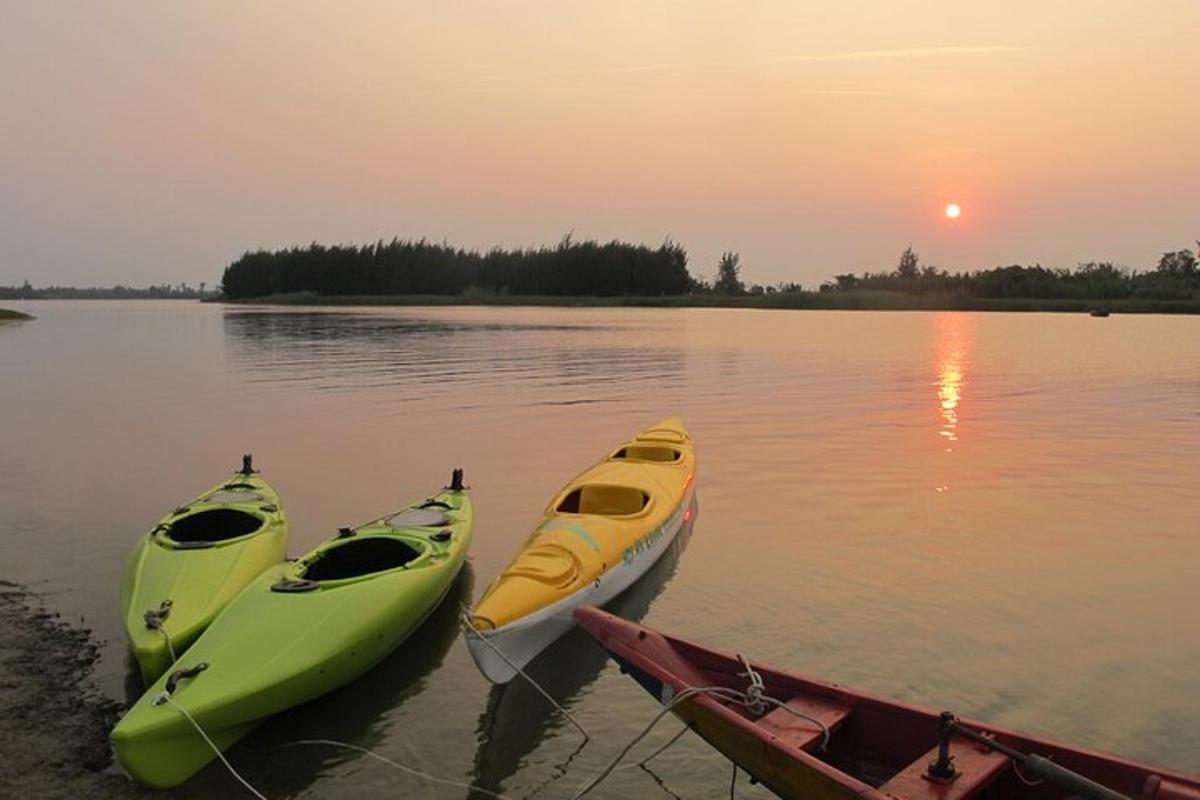 tre canoe sedute sulla riva di un lago