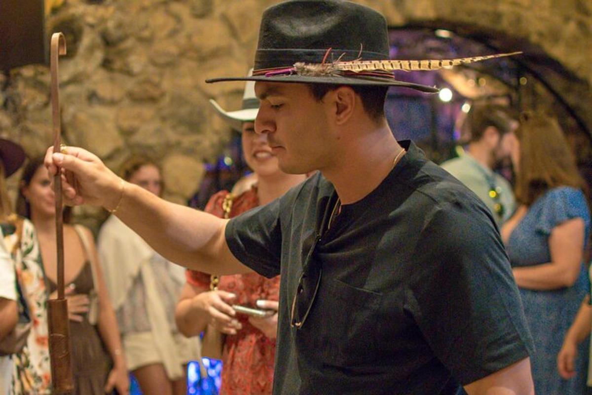 un uomo che indossa un cappello a cilindro e tiene in mano una bacchetta