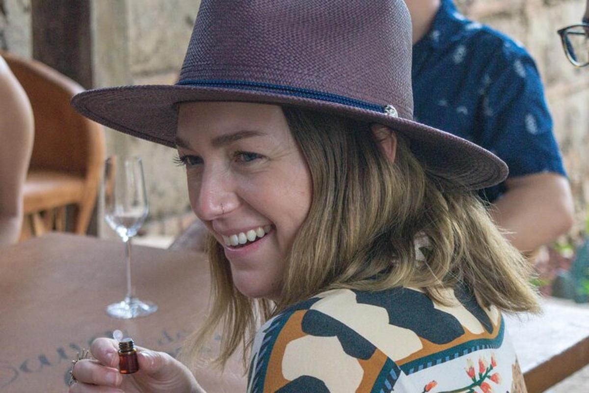 una donna che indossa un cappello viola seduta a un tavolo