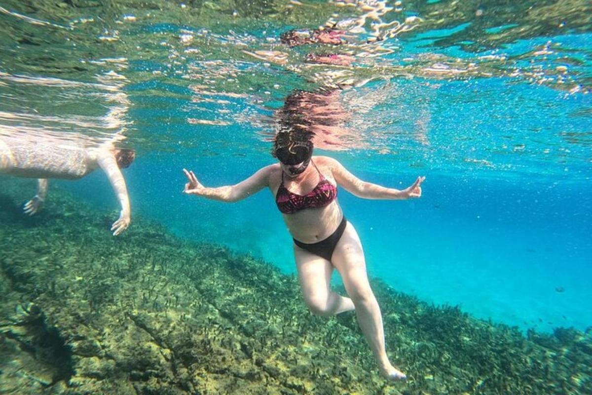 een vrouw in bikini die in het water zwemt