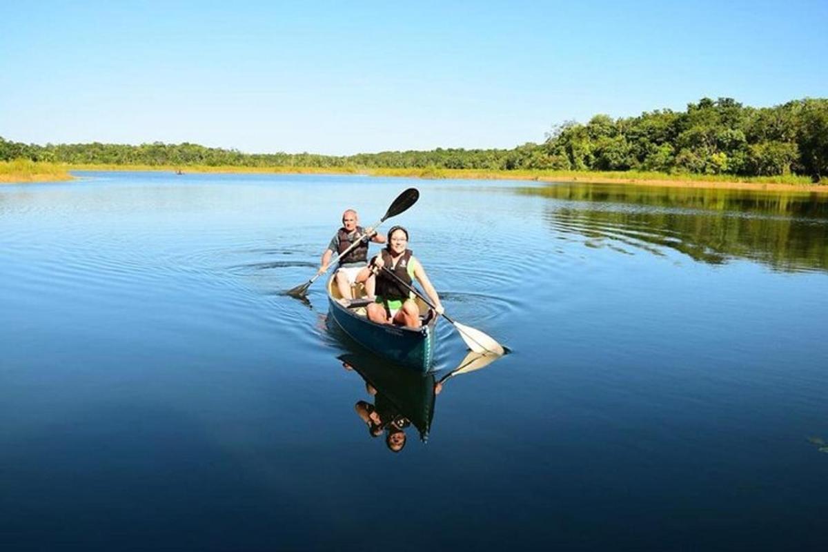 คนสองคนในเรือแคนูบนทะเลสาบ