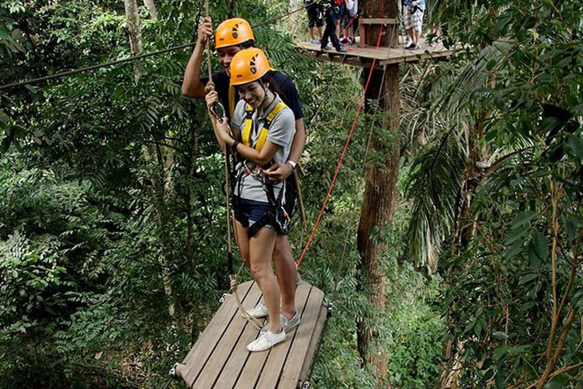 due persone su una teleferica nella giungla