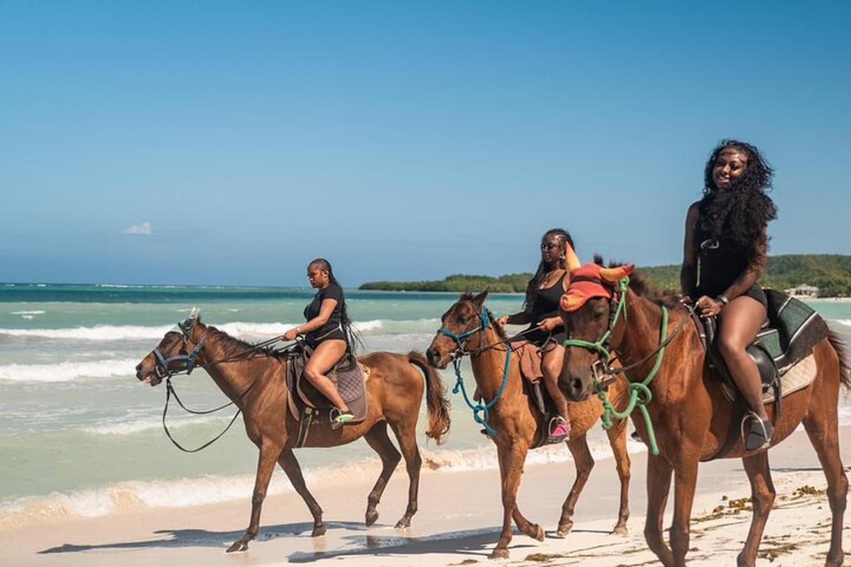 um grupo de mulheres cavalgando na praia