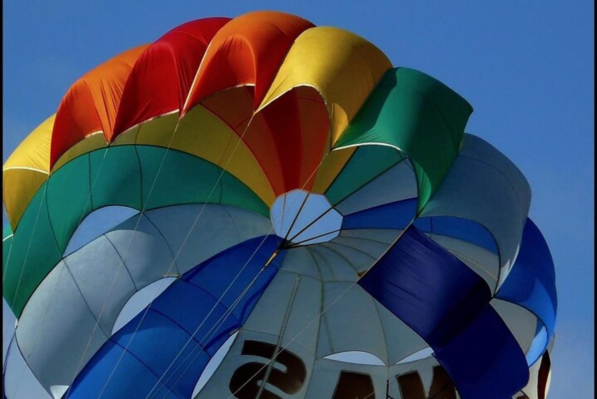 grupa šarenih balona na vrući zrak koji lete nebom