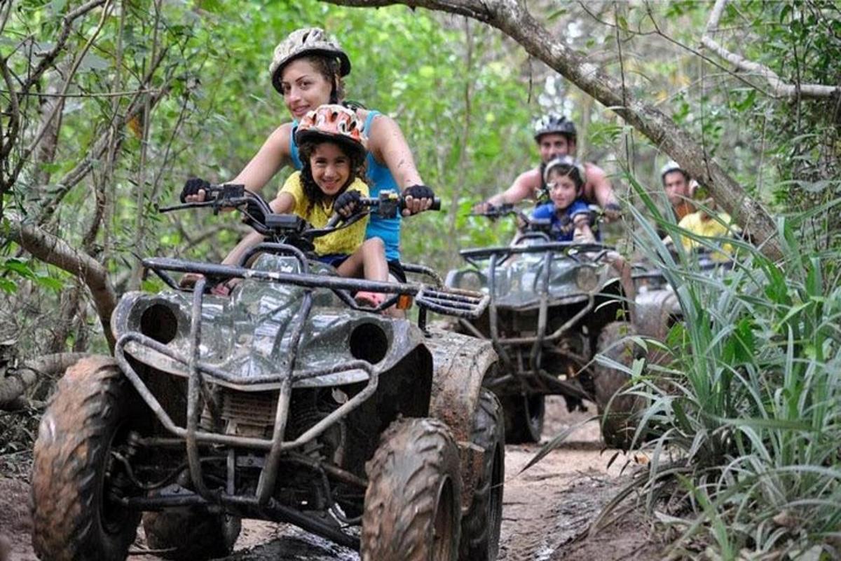un gruppo di persone che guidano quad lungo un sentiero