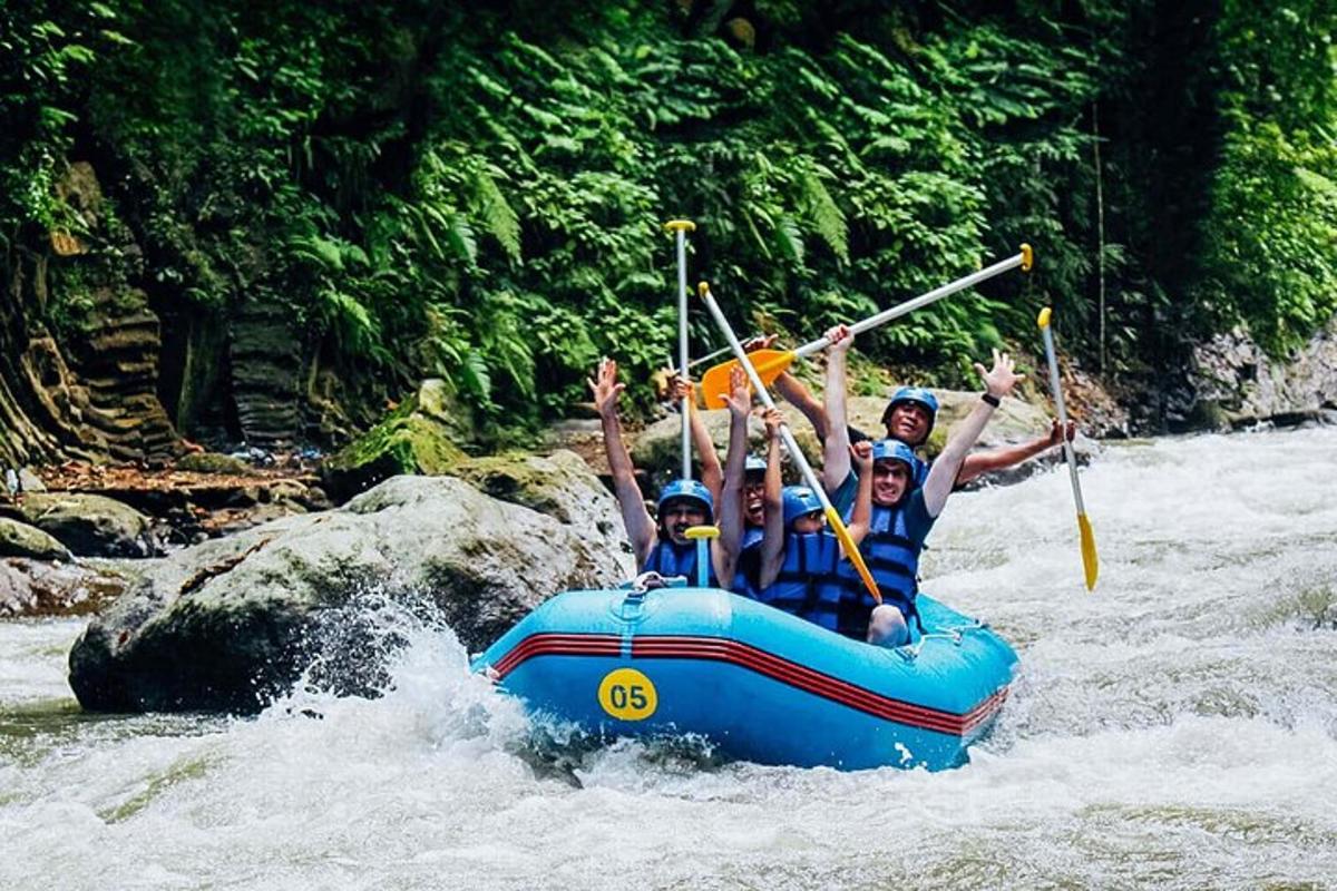 sekumpulan orang dalam rakit di sungai