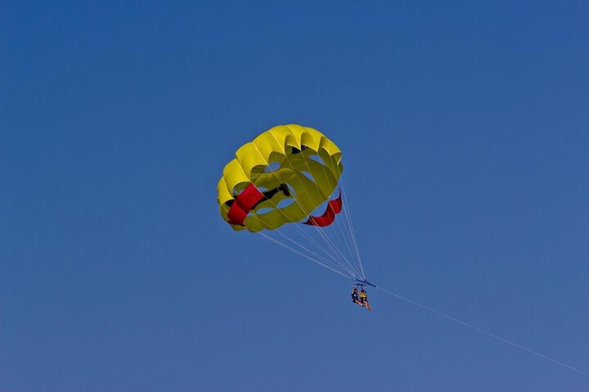 人が空で凧を揚げている