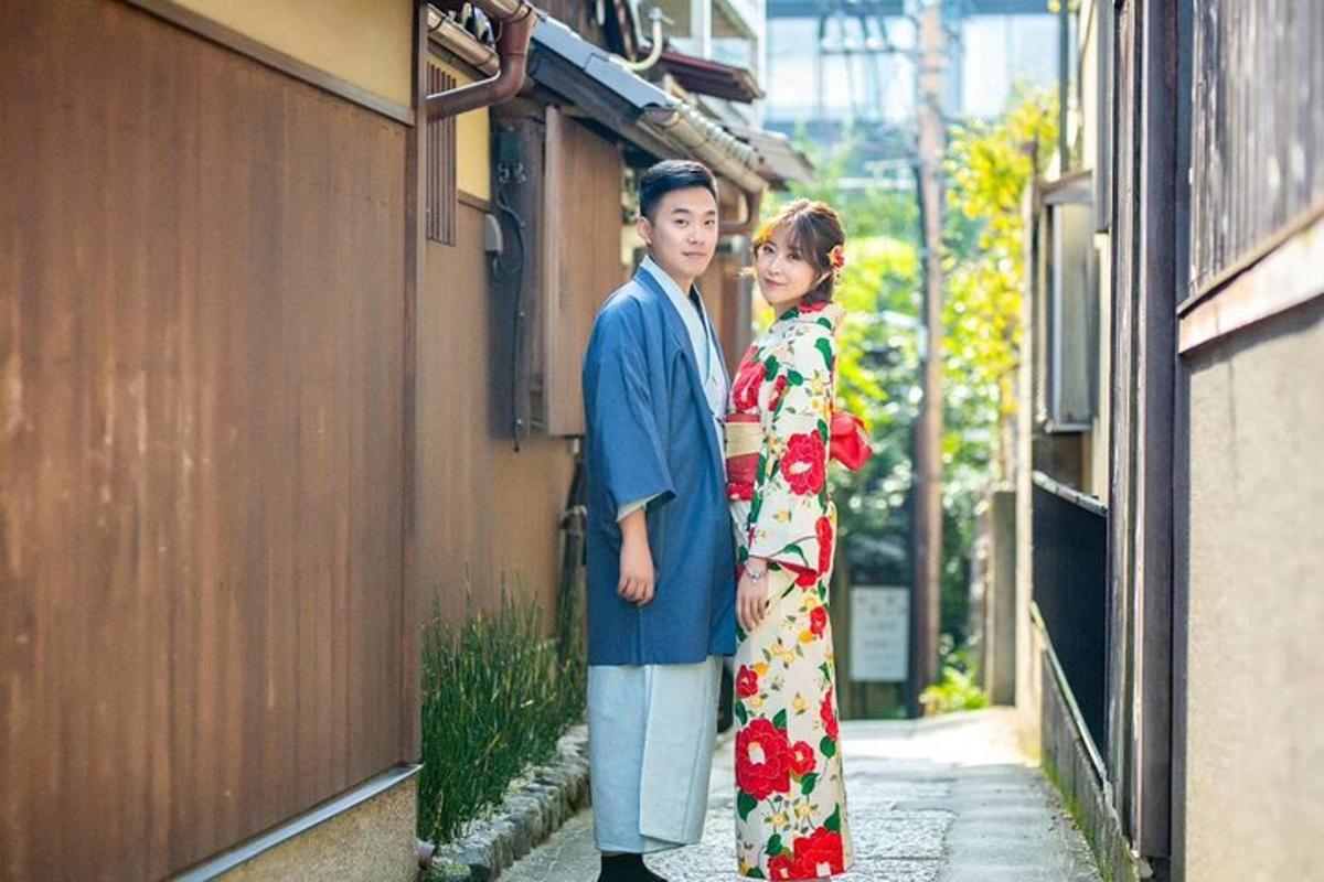 un uomo e una donna in kimono in piedi accanto a un edificio