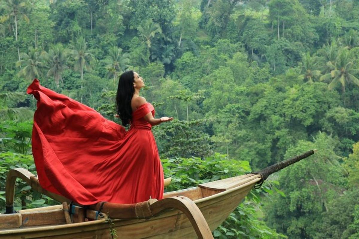 seorang wanita berpakaian merah duduk di atas bot