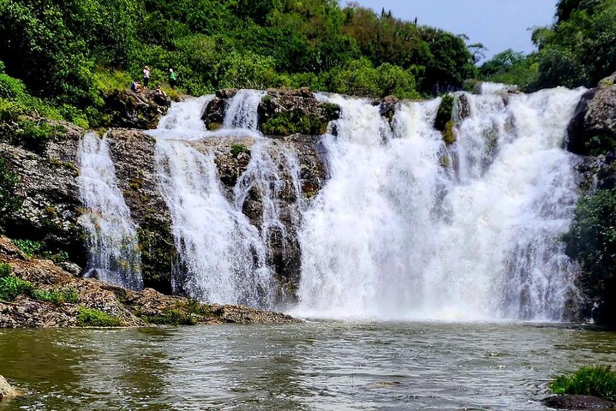 een waterval in het midden van een watermassa