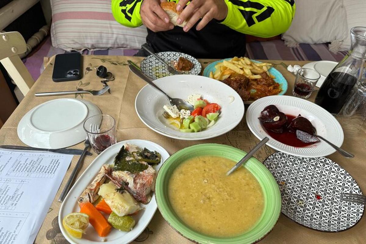 음식 접시와 수프 한 그릇이 놓인 테이블