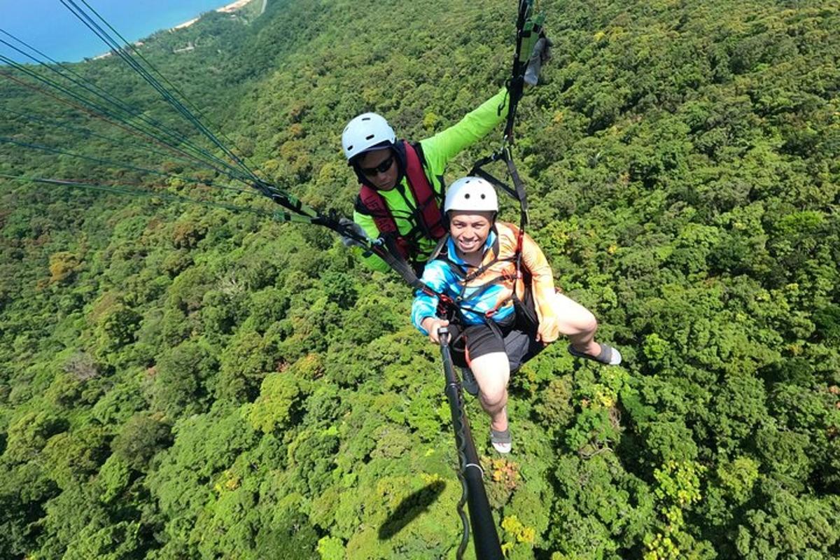 dva lidé na zip line v džungli