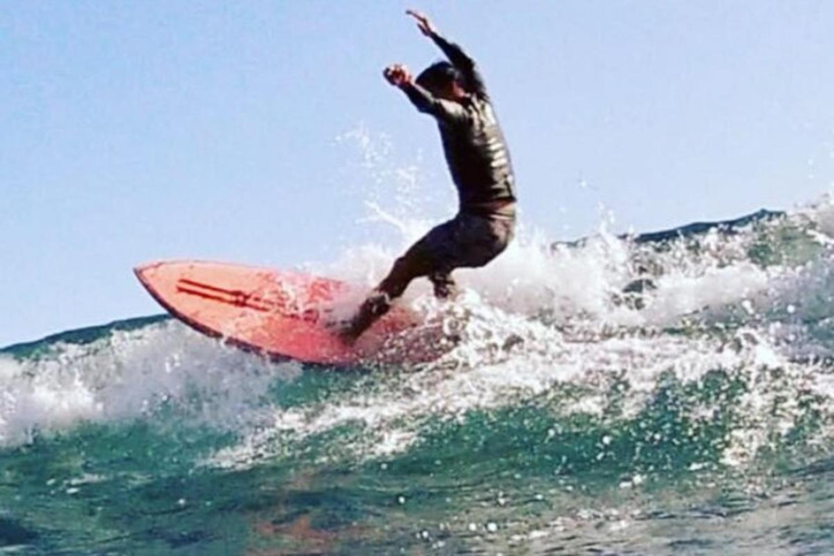 un uomo che cavalca un'onda su una tavola da surf nell'oceano