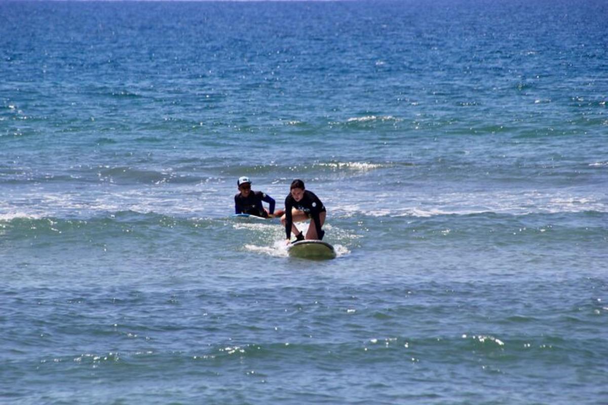 due persone sedute su tavole da surf nell'oceano