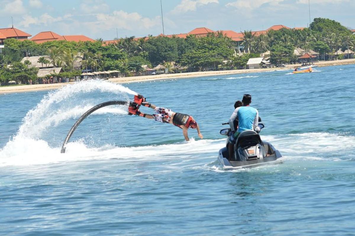 duas pessoas em um jet ski na água