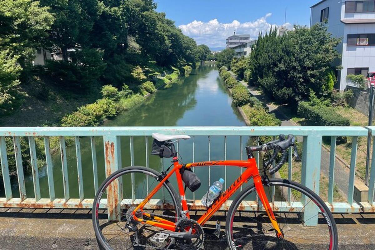 una bicicletta parcheggiata su un ponte vicino a un fiume