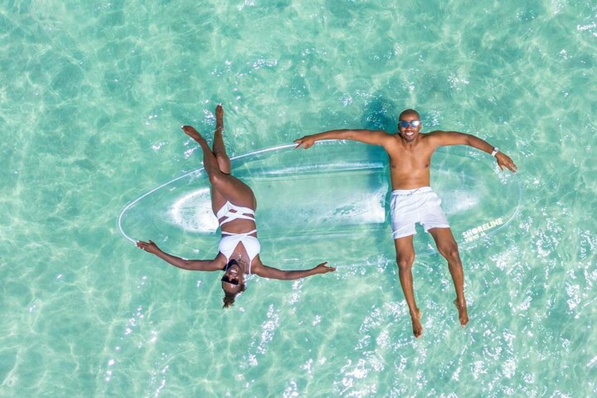 zwei Personen liegen auf einem Surfbrett im Wasser