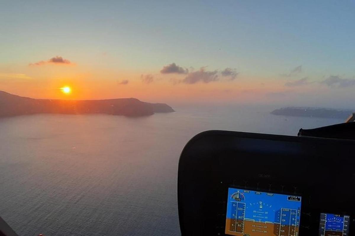 una vista dell'oceano con il tramonto sullo sfondo