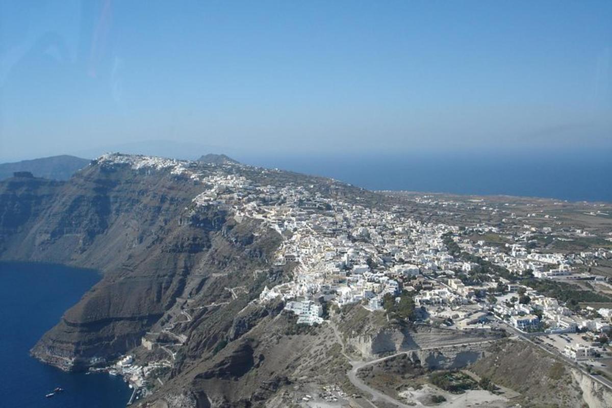 una vista aerea di una città in cima a una montagna