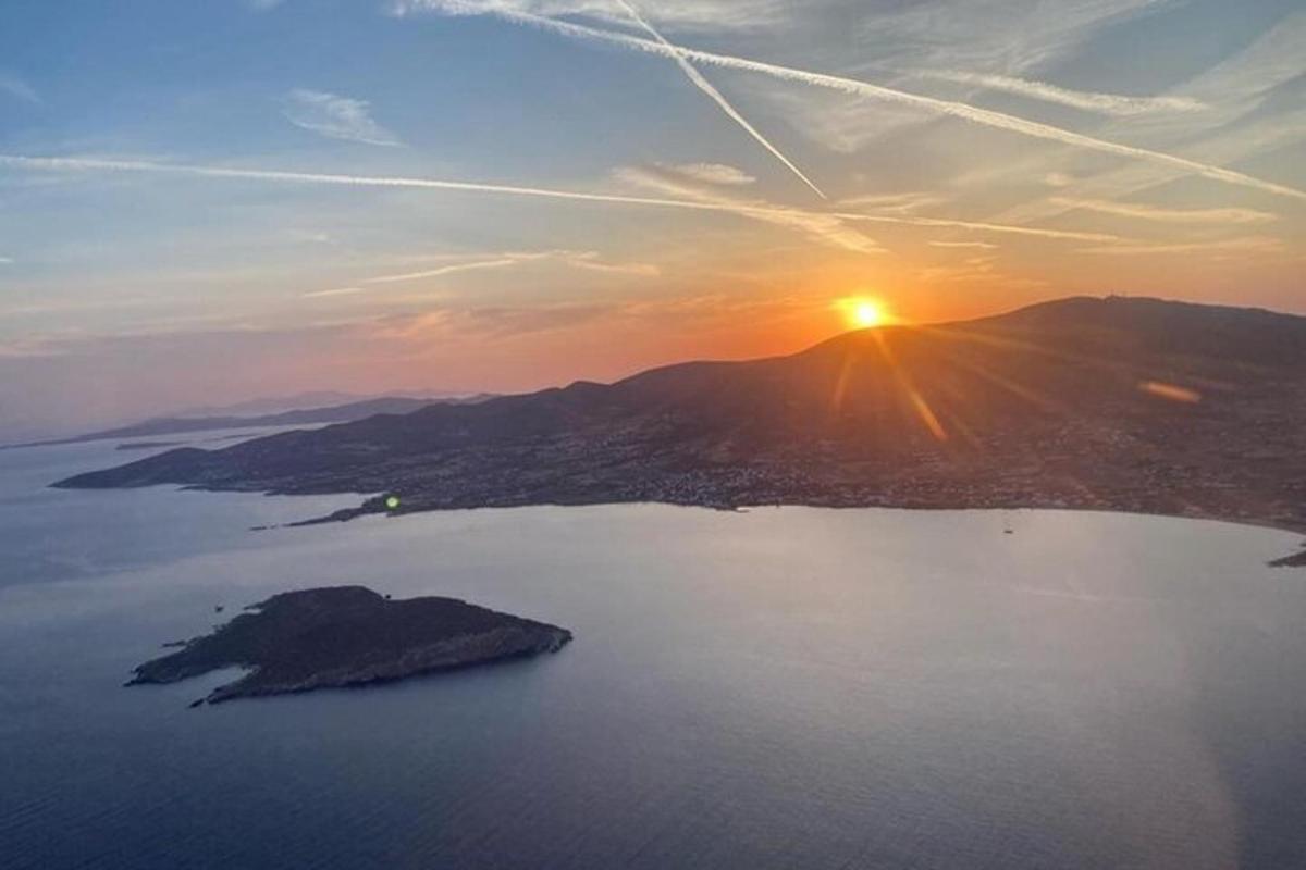 una vista aerea di un tramonto su uno specchio d'acqua