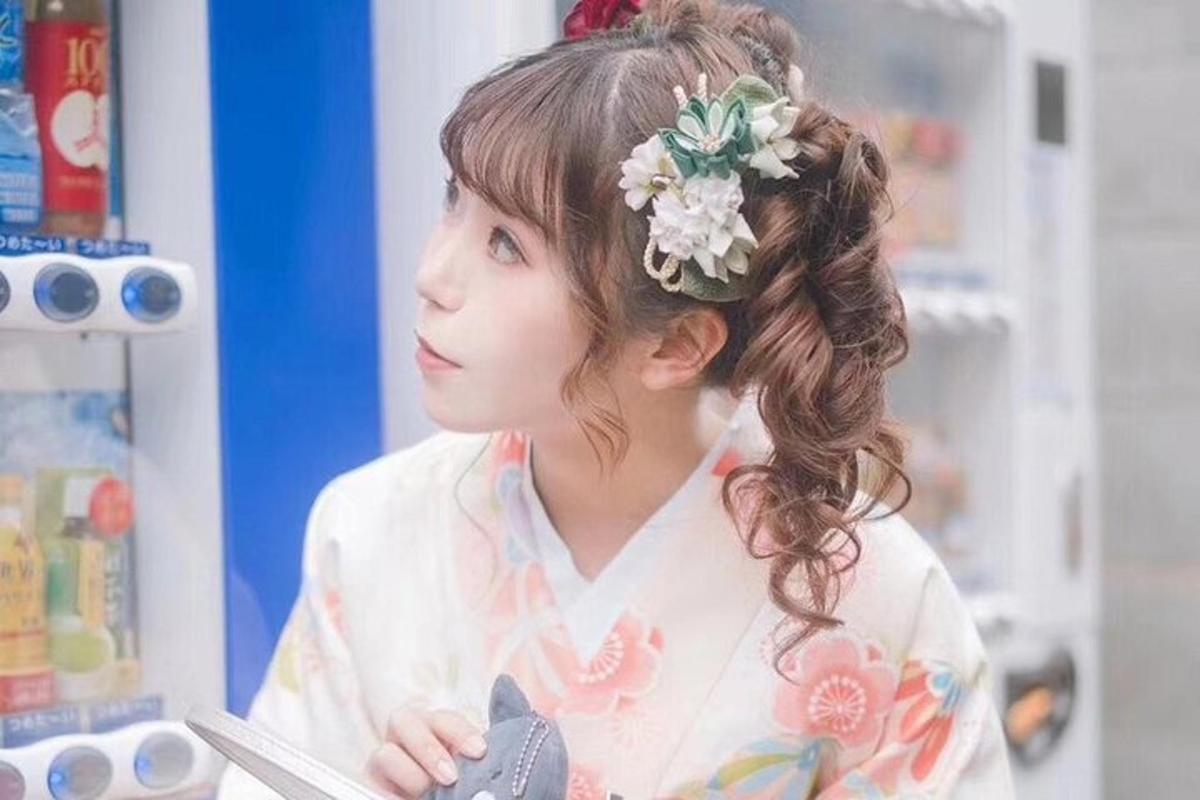 uma jovem com uma flor no cabelo