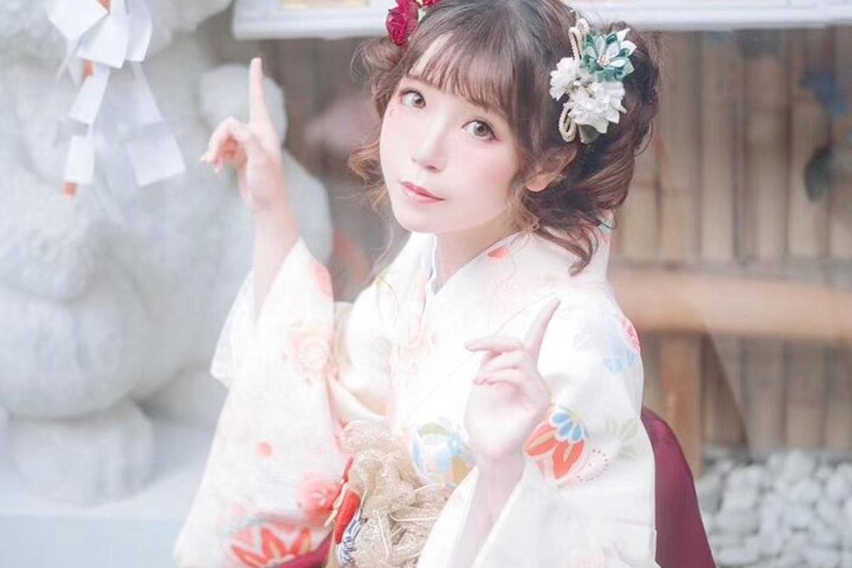 una donna in kimono che fa il segno della pace