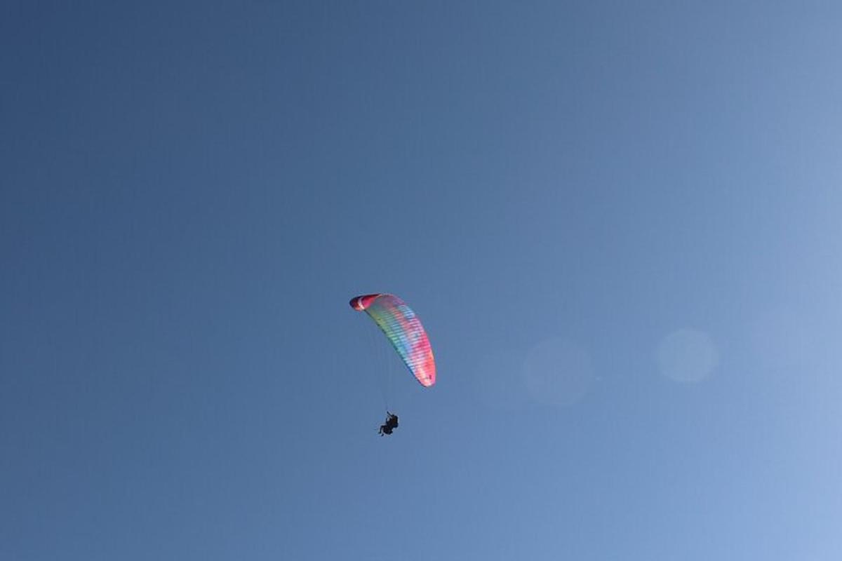空で凧を揚げる人