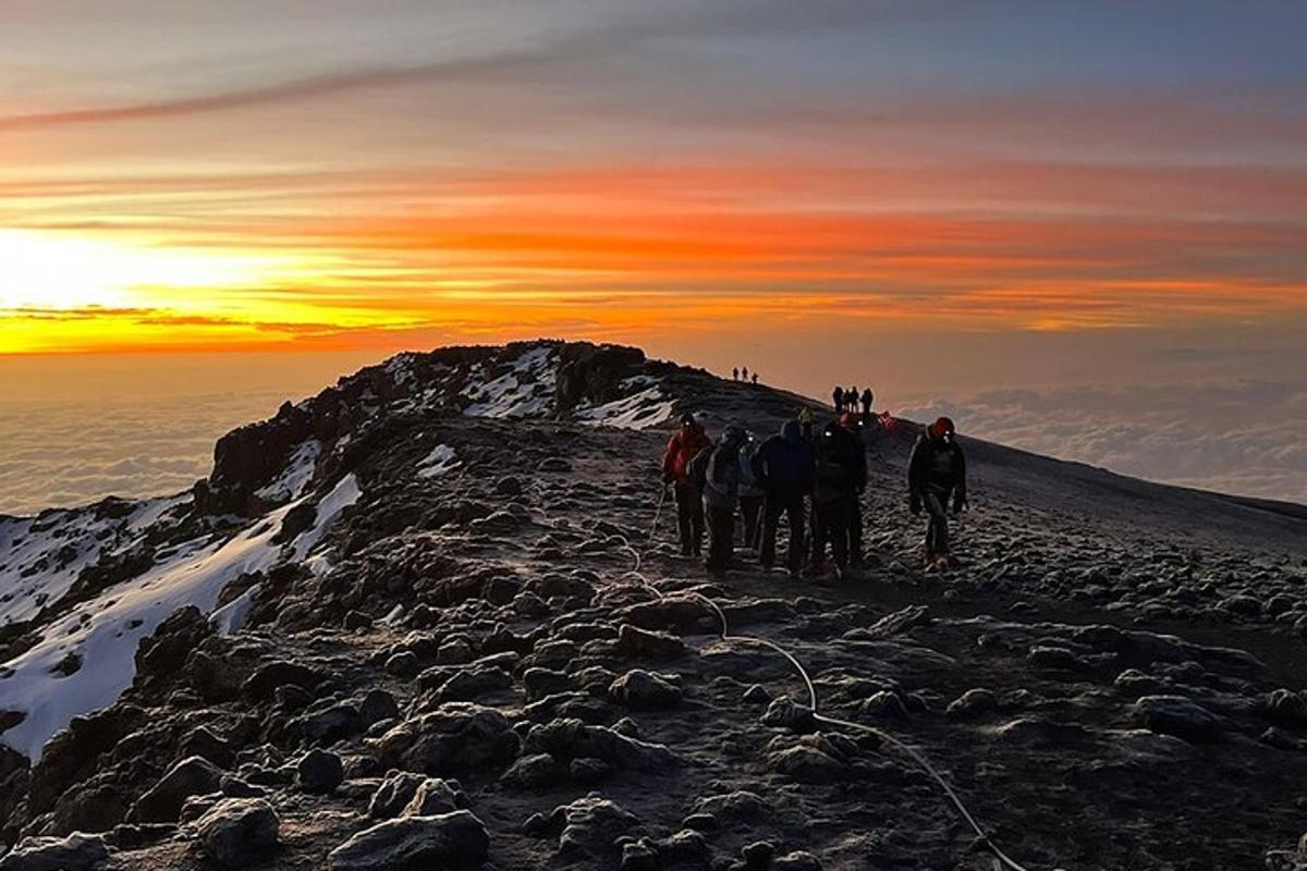 un grup de oameni care stau pe vârful unui munte