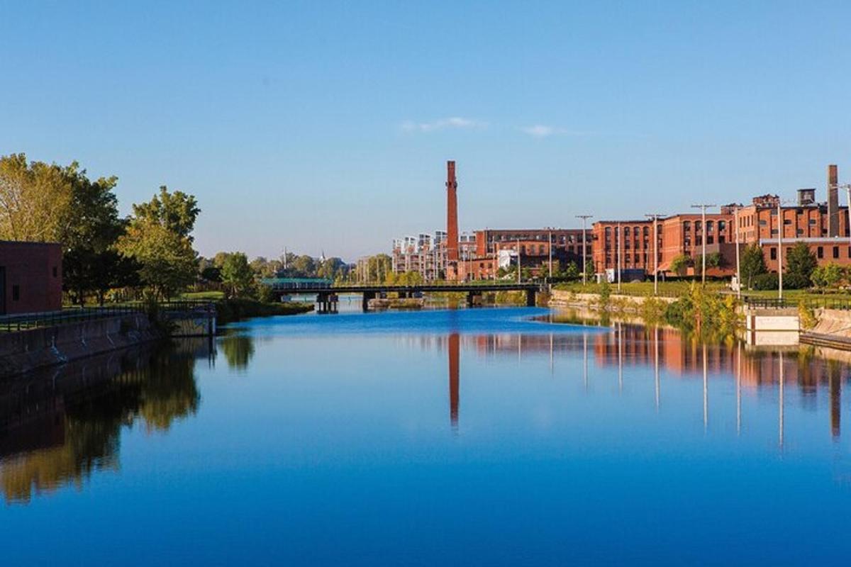 sungai dengan air biru di bandar dengan bangunan