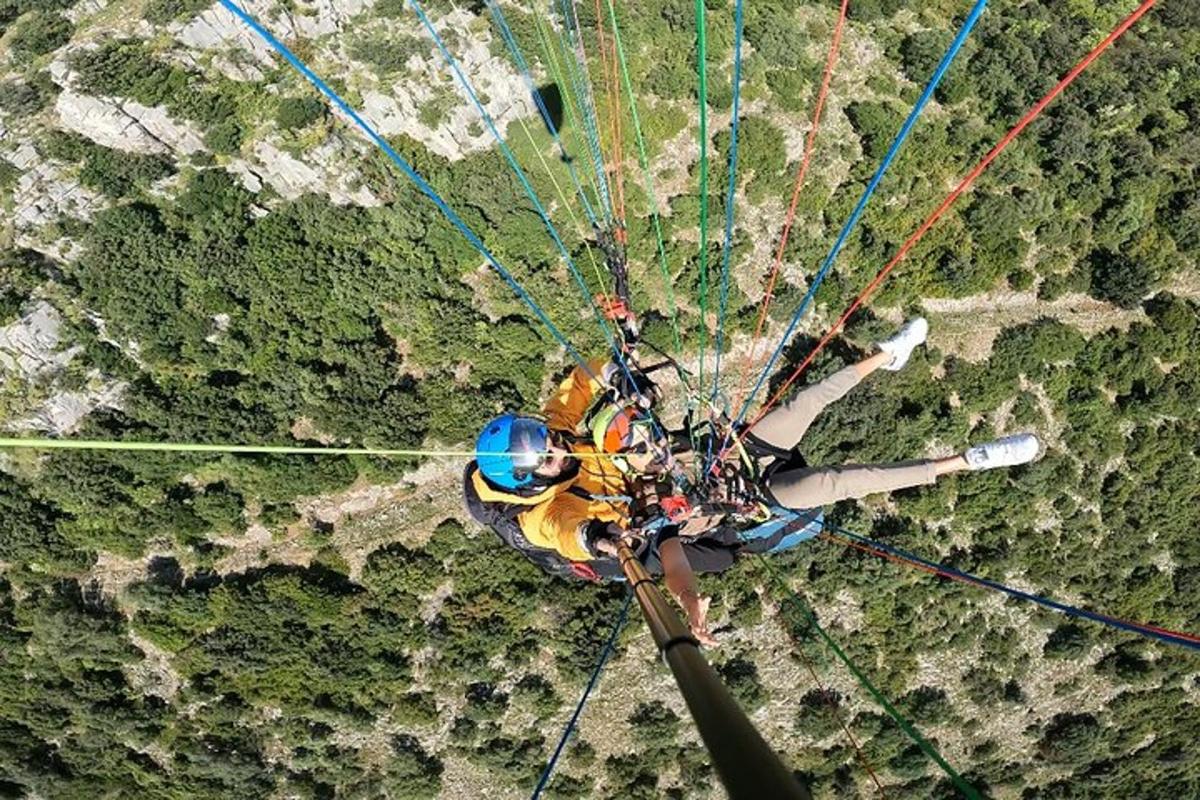 ένα άτομο κρέμεται από αλεξίπτωτο
