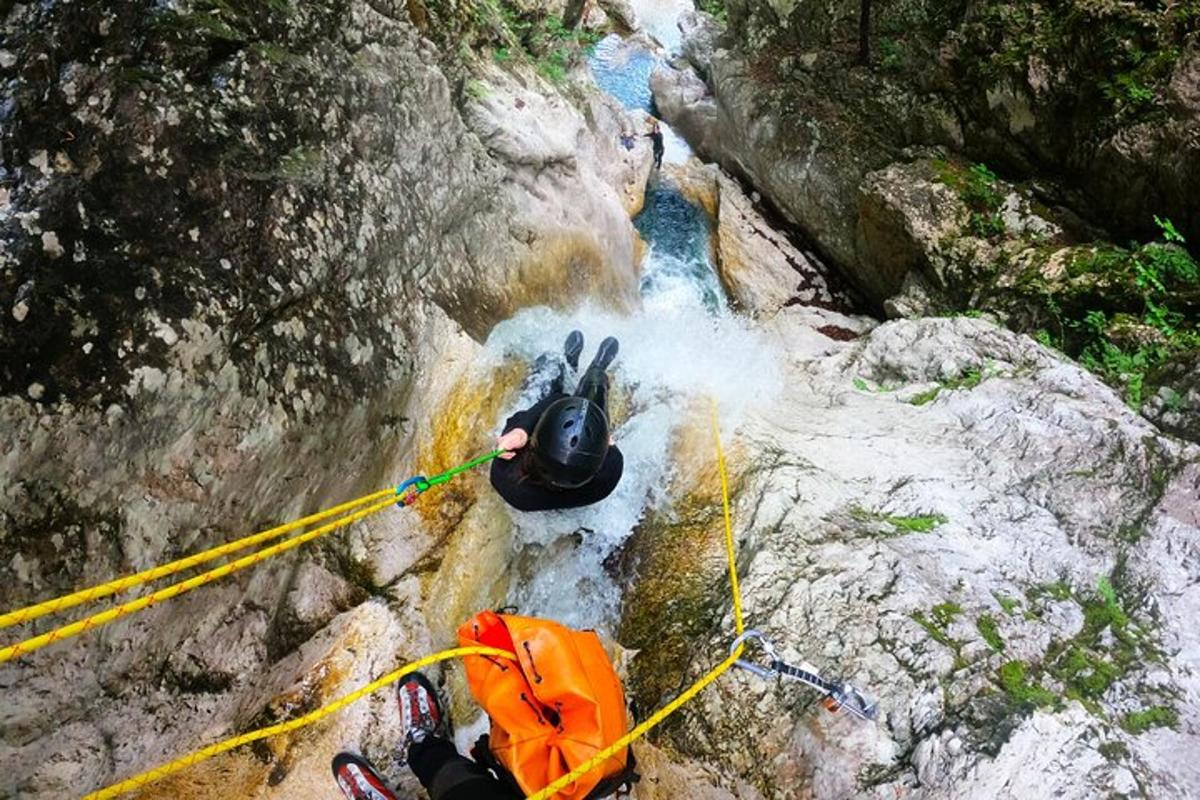 un gruppo di persone su una zattera in un fiume