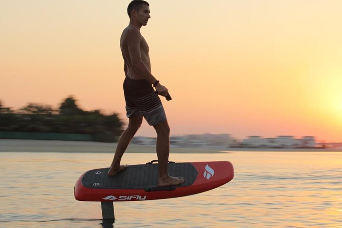 muž stojící na paddleboardu ve vodě