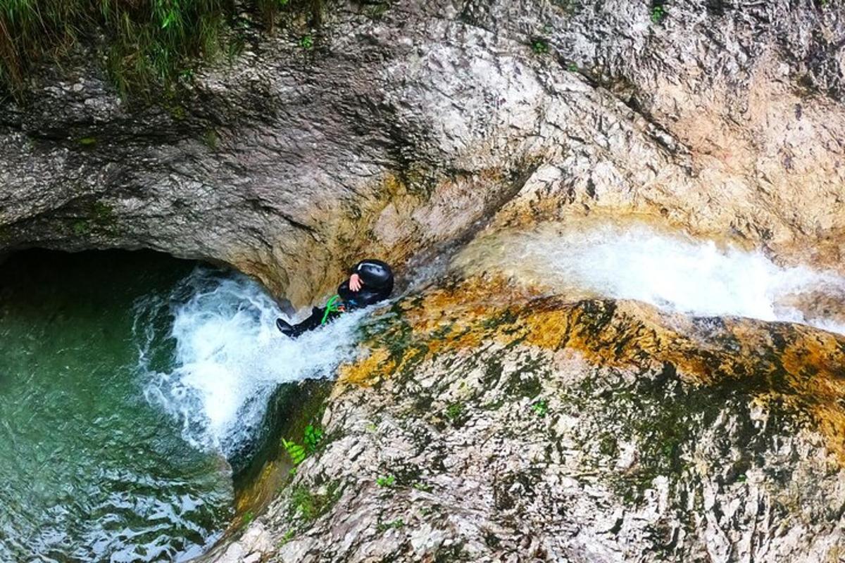 un uomo è in piedi in mezzo a un fiume