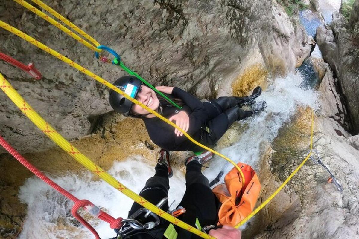 un uomo è su una zattera in un fiume