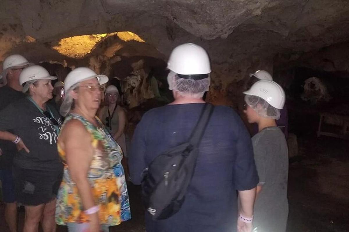 μια ομάδα ανθρώπων που φορούν κράνη σε μια σπηλιά
