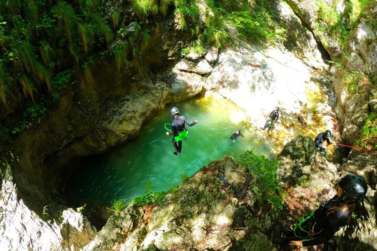 seorang lelaki berdiri di dalam kolam air di dalam sebuah gua