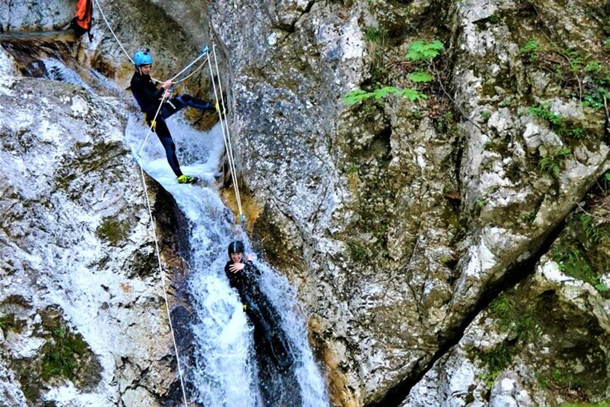 due persone sono su una corda sopra una cascata