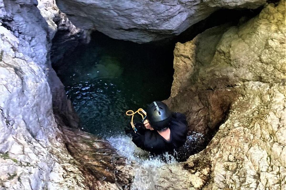un uomo è in una grotta con una corda