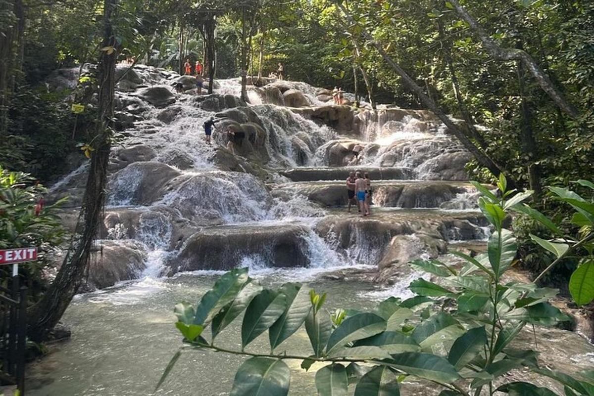 um grupo de pessoas em pé em uma cachoeira