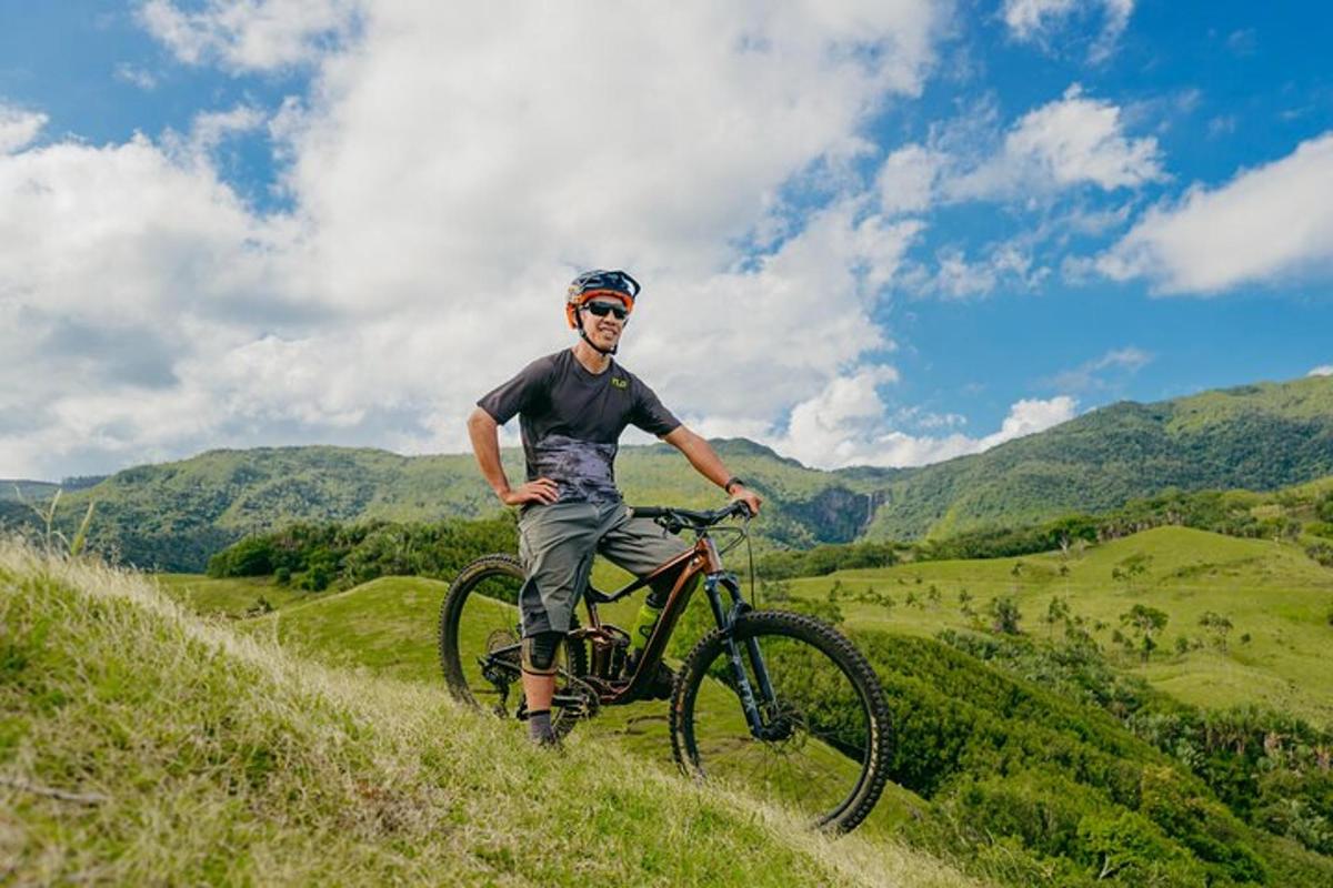 草の生えた丘で自転車に乗る男性