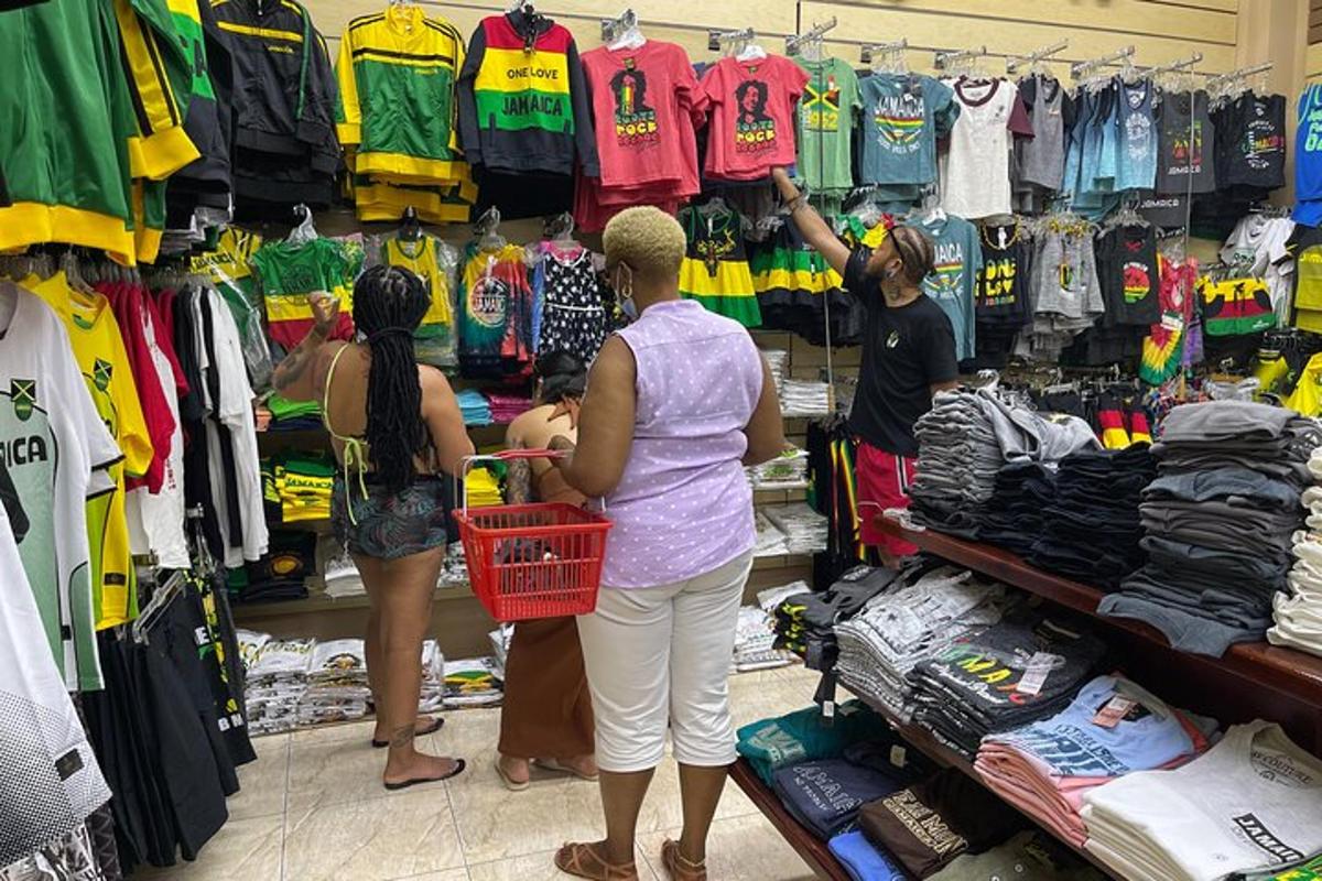 isang grupo ng mga tao na tumitingin sa mga damit sa isang tindahan