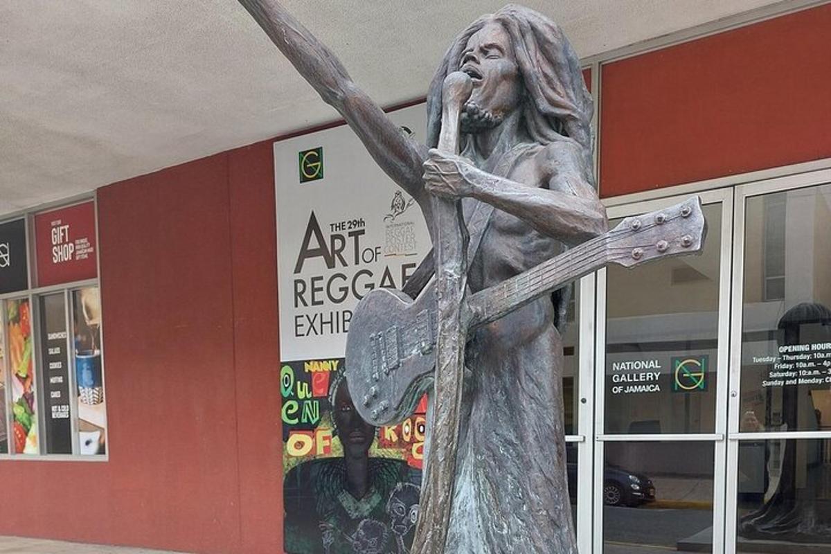 o statuie a unei femei care cântă la chitară