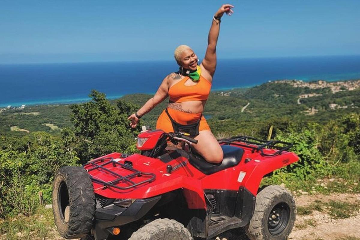 nainen oranssissa bikinissä istuu mönkijällä