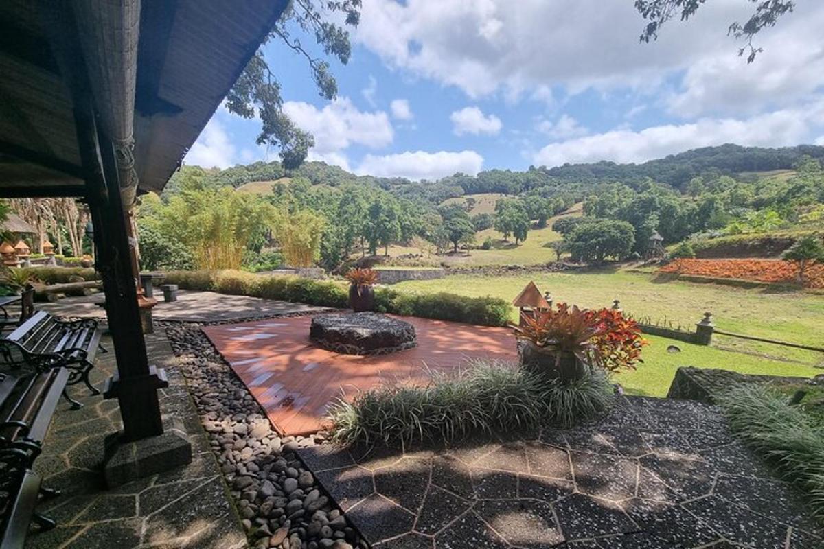 patio na may tanawin ng hardin na may field