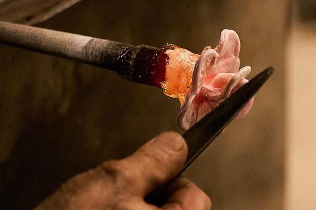 seseorang sedang memegang rokok dengan aokin