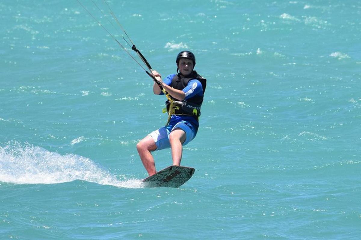 un home sobre una taula de surf a l'aigua
