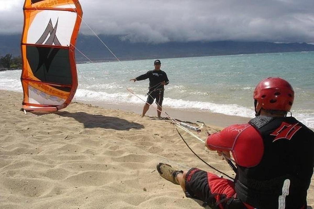 dos homes a la platja amb un estel