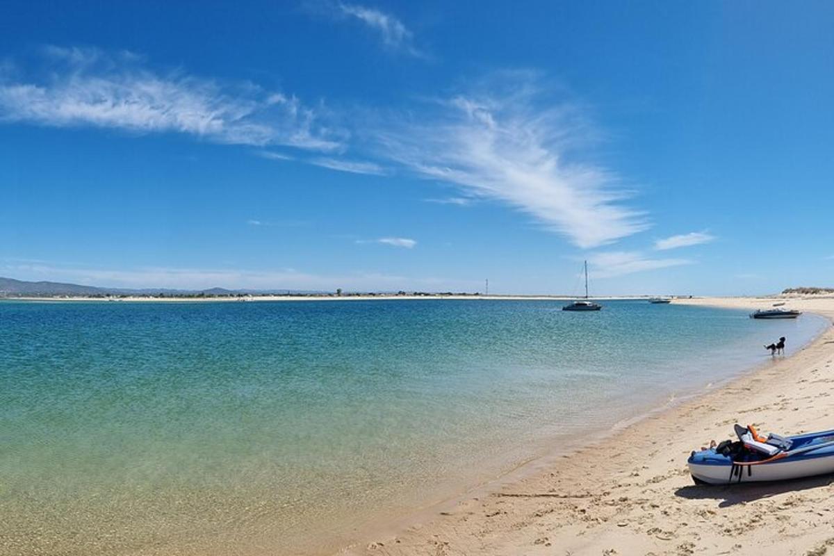 egy strand egy csónakkal a homokon és a vízen