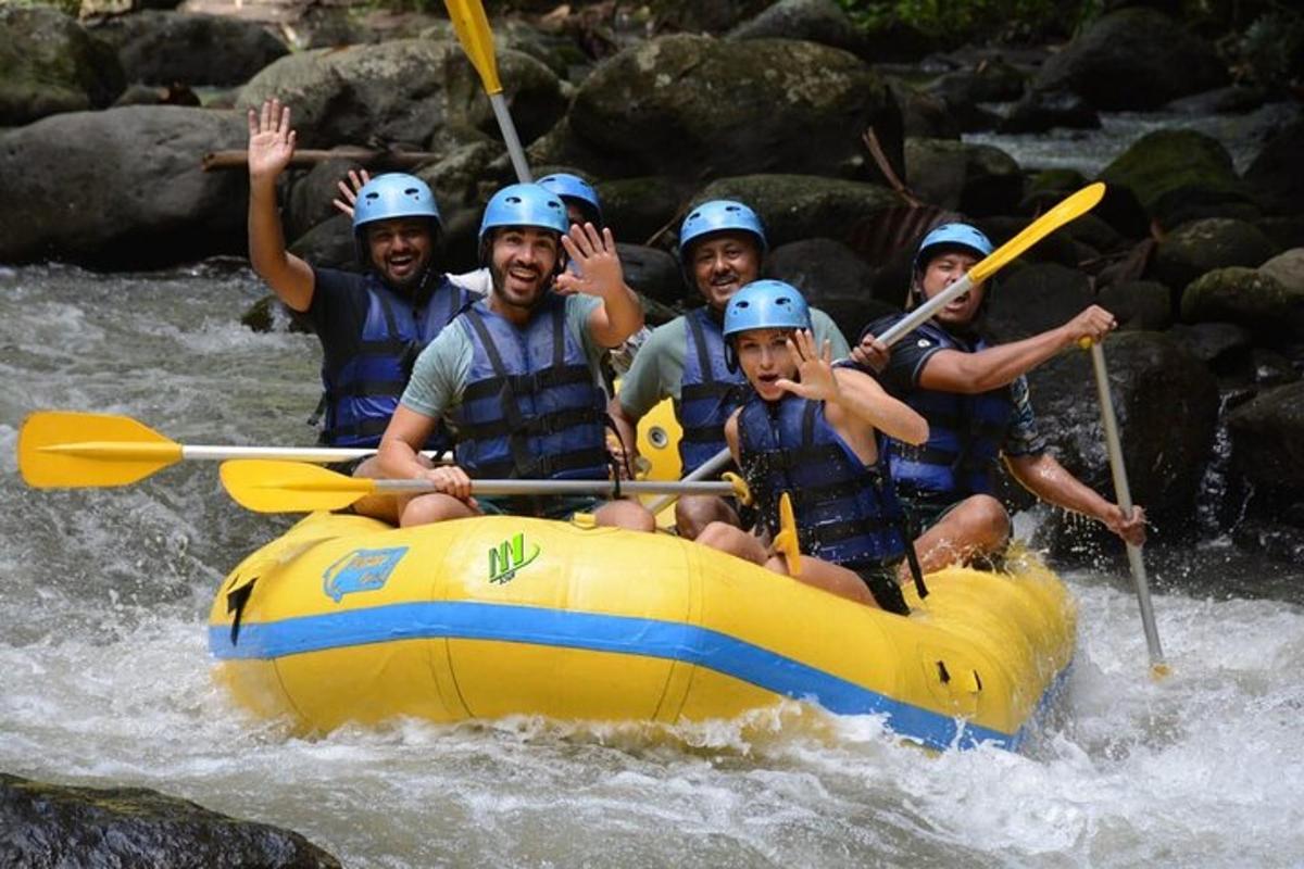 un gruppo di persone su una zattera su un fiume